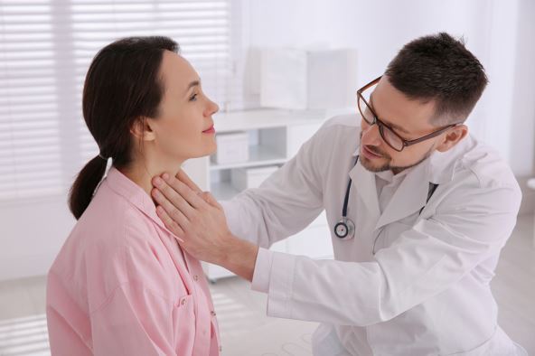 glavna-stockphotodoctorexaminingthyroidglandofpatientinhospital2001825059.jpg