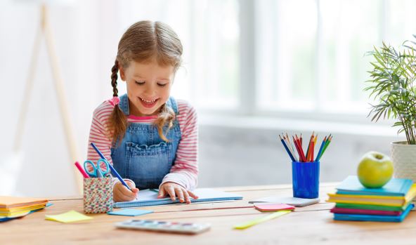 napravite-lep-radni-kutak-u-stanu---stockphotoachildgirldoinghomeworkwritingandreadingathome1161498913.jpg