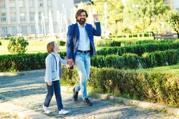 prosetajte-s-njima-do-skole---stockphotofatherandsoninsuitswalkingatcitystreetstylishdadandkidgohandinhandfathertalking1788457799.jpg