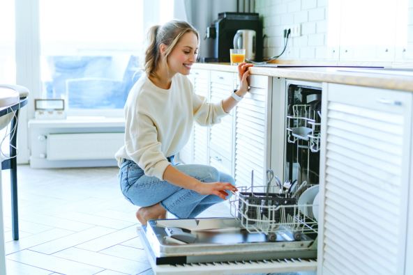 masina-za-sudove-stockphotosmilingyoungwhitewomanputtingdishesinthedishwasherathome1984797587.jpg