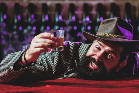 pijan-kao-majka--stockphotofunnybeardeddrunkhipsterholdsglasswhiskey1836091768.jpg