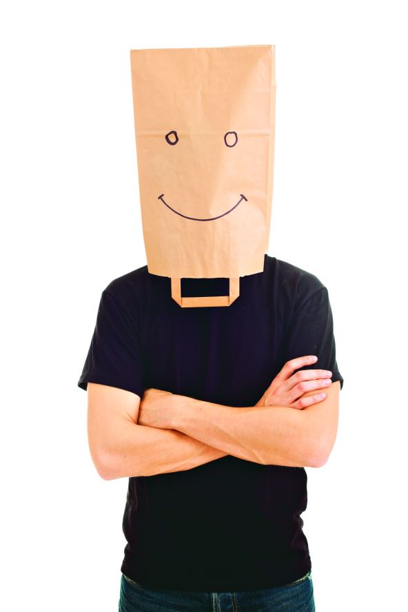 staviti-glavu-u-torbu--stockphotoyoungmanwithsmilingecologicalpaperbagonheadandcrossedarms66031018.jpg