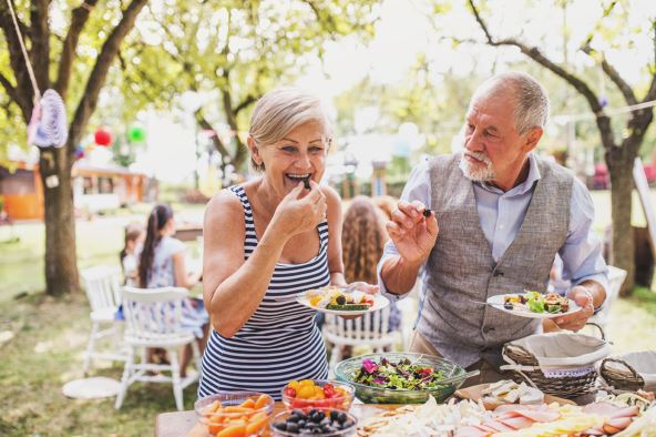 sezdesete-i-sedamdesete--stockphotofamilycelebrationoragardenpartyoutsideinthebackyard1033721362.jpg
