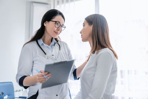 obavezna-poseta-doktoru--stockphotodoctortalkingtofemalepatientinworkingcabinetathospital1565916853.jpg
