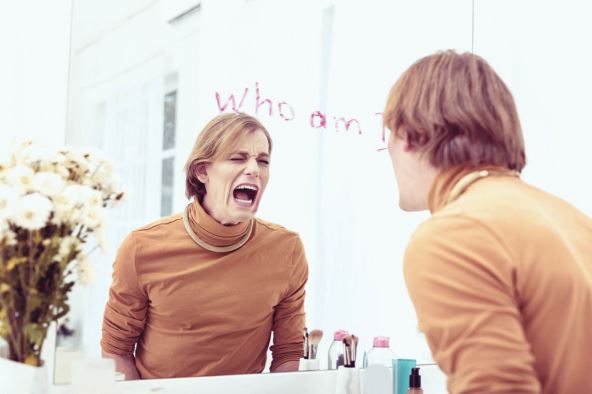 u-detinjstvu-ste-pravili-grimase-pred-ogledalom--sada-vam-se-ogledalo-sveti----stockphotofrustratedabandonedtransgenderpersonupsettransgenderyellingathimselfinthemirrorbeing1236907774.jpg
