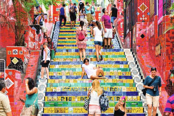 ovde-su-utkane-keramicke-plocice-iz-celog-sveta-koje-su-slali-fanovi---stockphotoriodejaneirocircanovtouristsatescadariaselaroninriodejaneirobrazilthe234399472.jpg