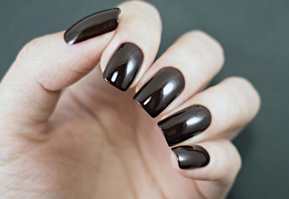 nokti--stockphotobeautifulbrownnails445666318.jpg