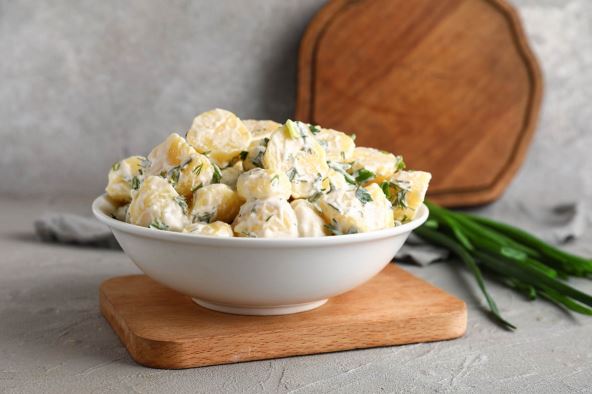 krompir-salata--stockphotobowloftastypotatosaladwithgreensongreybackground2287160207.jpg