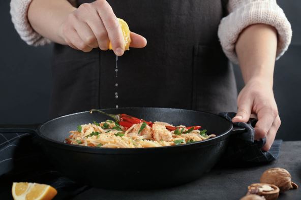 limun-u-pastu--stockphotowomansqueezinglemononchickenspaghettiinfryingpan610777889.jpg