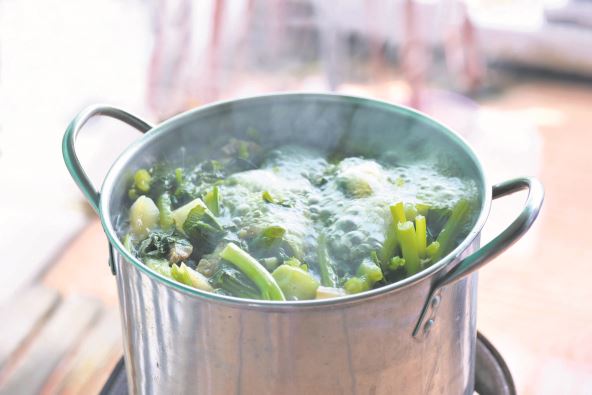 prekuvano-povrce-stockphotoaboilingpotofvegetablesoupontopofthestove1797780922.jpg