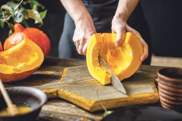 glavna--stockphotoawomancookcutsanorangepumpkinwithaknifeintoslicesforbakingonawoodentableconcept1512111917.jpg