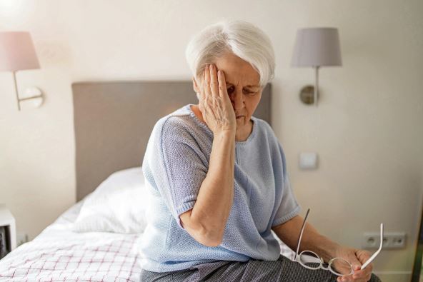vrtoglavica--stockphotoseniorwomansufferingfromaheadache2138485783.jpg