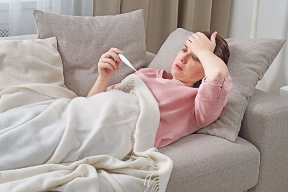 ne-snizavajte-odmah-temperaturu--stockphotowomanlookingatthermometerfemalehandsholdingadigitalthermometerconceptoffeverflueor1677920122.jpg