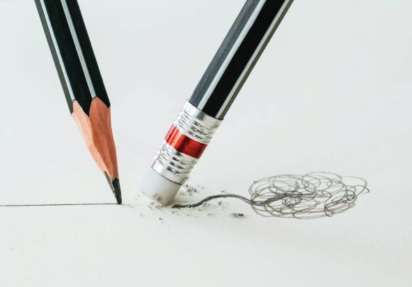 gumica-za-brisanje--stockphotocloseupofapencileraserremovingacrookedlineandthecloseupofasharpenedpencilwriting494230630.jpg