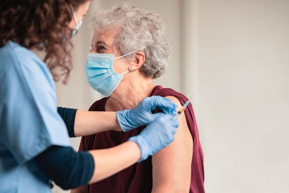 antr-vakcina--stockphotogeneralpractitionervaccinatingoldpatientinclinicwithcopyspacedoctorgivinginjectionto1850607544.jpg
