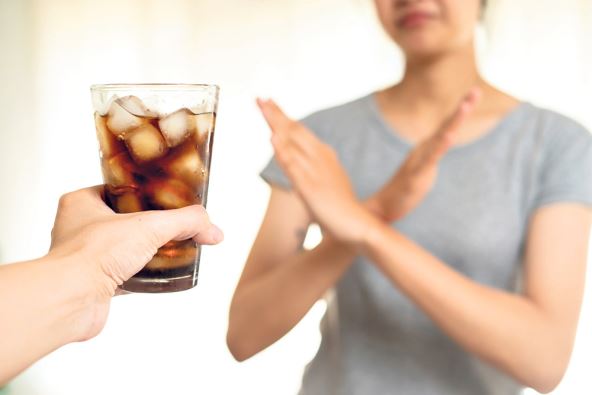 koka-kola-kao-lek--stockphotocloseupslimwomanhandcrosssaynoavoidandrejectherfavoritecolasoftdrinkhighsweet2187448289.jpg
