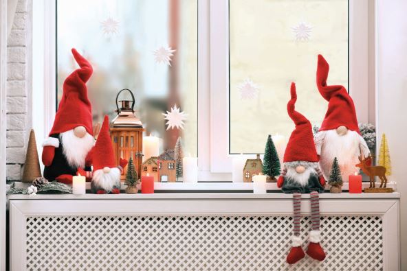 prozorsko-okno-je-idealno-mesto-za-ovakvu-druzinu--stockphotocutechristmasgnomesandotherfestivedecorationsonwindowsillinroom2079510673.jpg