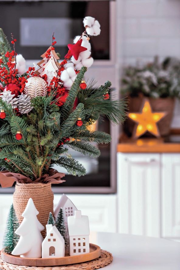 umesto-jelke-sami-napravite-ovakav-aranzman--stockphotoasprucebouquetwithredberriestoyscottononawhitekitchentablechristmasdecorationsin2372499831.jpg