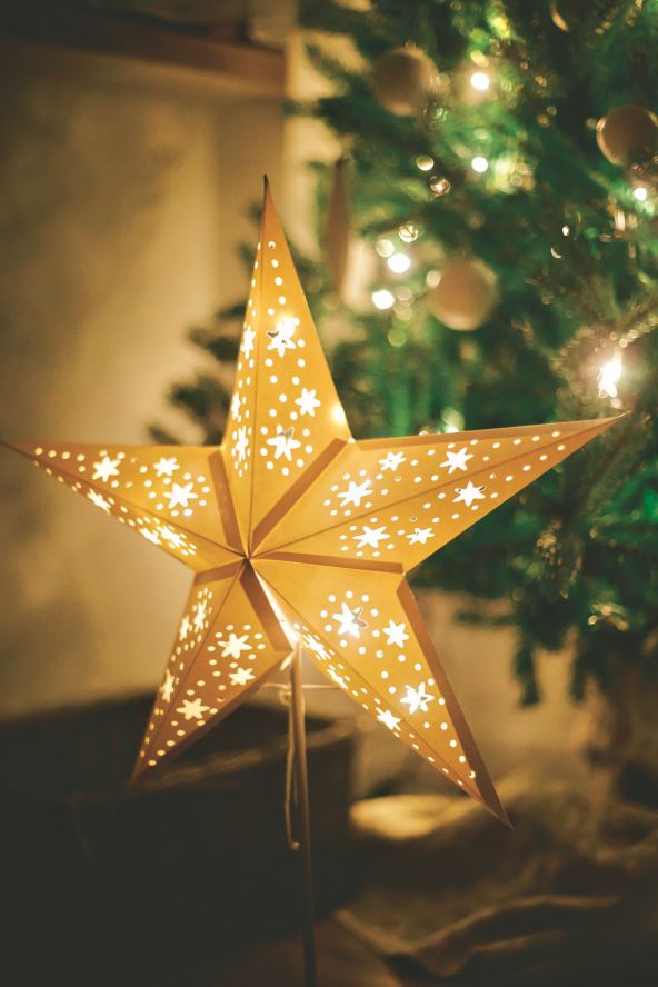 lampe-u-obliku-zvezde-su-divan-detalj--stockphotochristmasstaronbackgroundofchristmastreeinlightsineveningroombigpaperstargarland2052456170.jpg