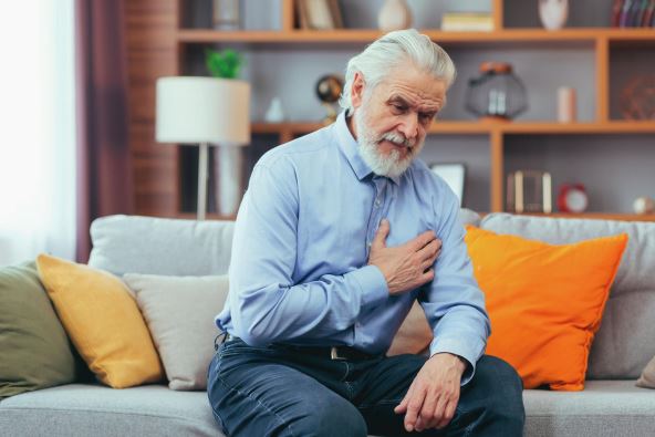 infarkt-stockphototheoldermansitsathomealonethegrandfatherholdshishandsonhischesthisheartaches2139453047.jpg