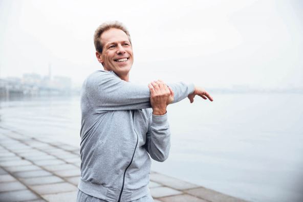 vezbajte--stockphotosmilingrunneringraysportswearwarmingupnearthewater535852294.jpg