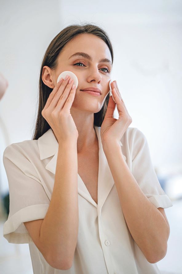 stockphotofemalecleansingherfacewithcosmeticlotionusingcottonspongeladyremovemakeupatevening2320192003.jpg
