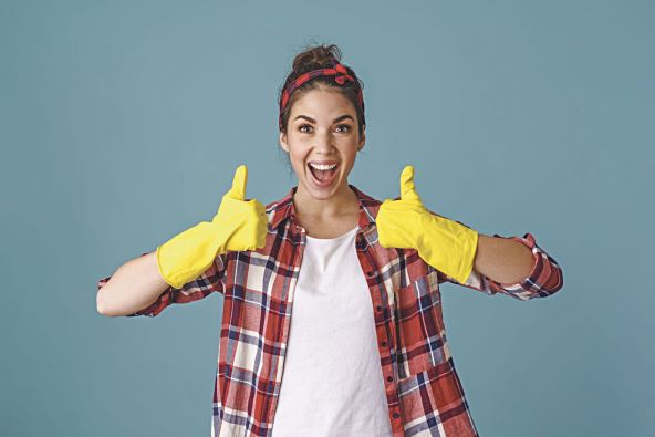 glavna--stockphotosmilingattractiveyoungwomaninapronandrubberglovesstandingisolatedoverbluebackground1917981458.jpg
