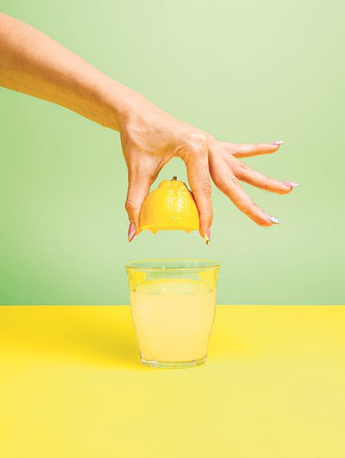 sveze-cedjen-sok--stockphotoawomanshandsqueezinghalfofalemonandmakingaglassoficycoldlemonadeisolatedona2006637872.jpg