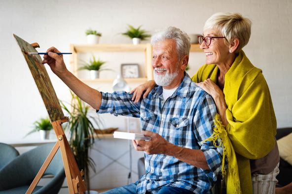 umetnik--stockphotoportraitofsmilingbeautifulelderlycouplepainting1565452870.jpg