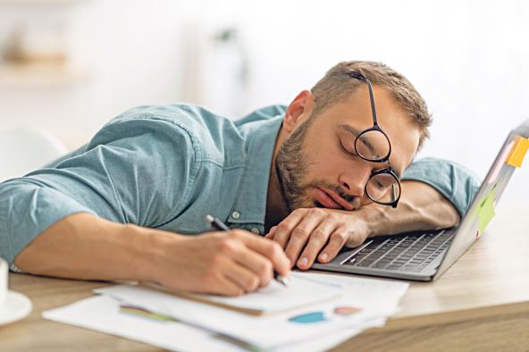 telu-se-spava-kad-ste-na-poslu--stockphotoexhaustedmillennialmansleepingonhisofficedesknexttolaptopanddocumentstiredof2040654731.jpg