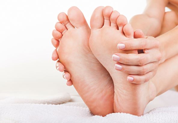 koza-je-najdeblja-na-stopalu--stockphotobeautifulfemaleafootandaheelonawhitebackground143175415.jpg