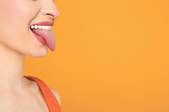 jezik-otisak--stockphotohappywomanshowinghertongueonorangebackgroundcloseupspacefortext2369126785.jpg