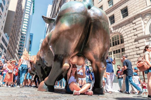 stockphotonewyorkcityusamarchchargingbullsculptureinnewyorkcityusa1805993464.jpg