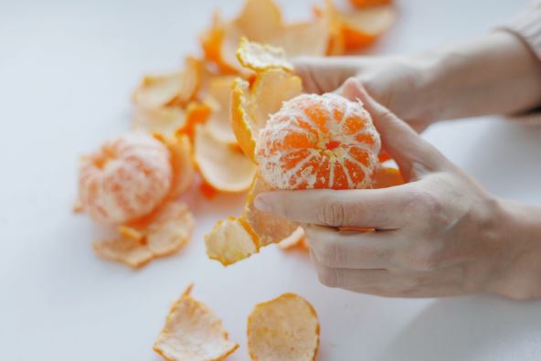 pojacajte-unos-voca-i-povrca--stockphotoeuropeanwomancleanstangerinesathomecitrusvitaminstoboostimmunitynewyearchristmas2376646663.jpg