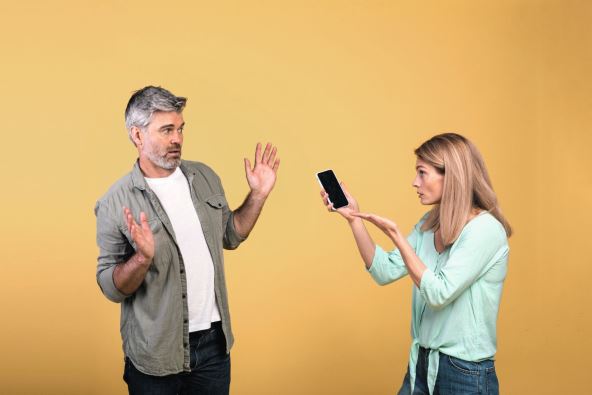 niko-ne-voli-stalnu-kontrolu----stockphotocheatingconceptangrymiddleagedwomancheckingherhusbandcellphoneshowingprovocative2256612927.jpg