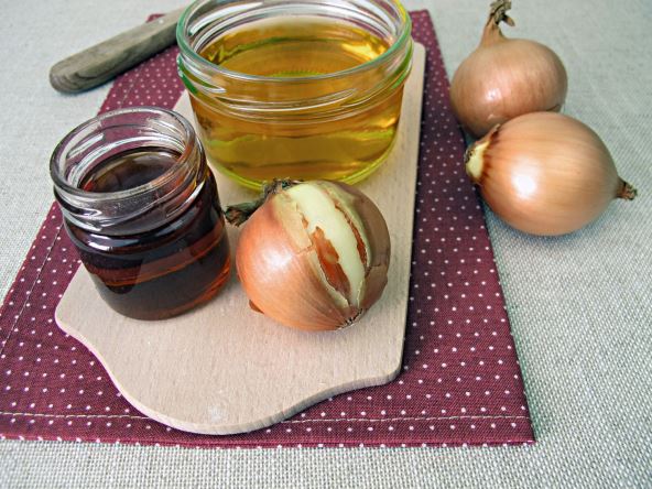 luk-i-med---stockphotofreshonionsyruponionjuiceinaglassjar2100997078.jpg