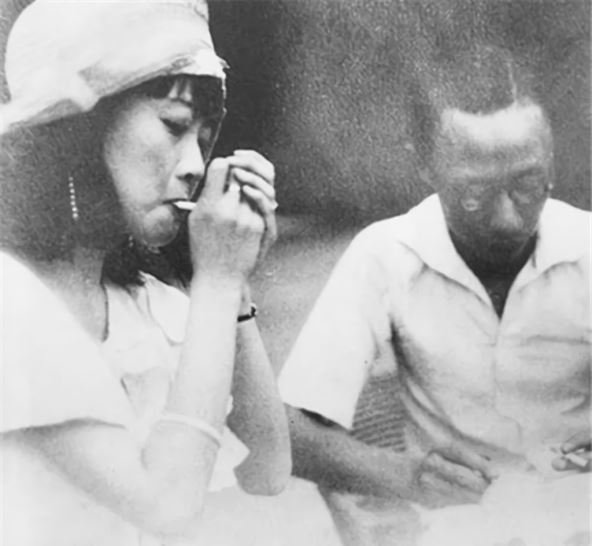 empress-wan-rong-smoking-cigarette.jpg
