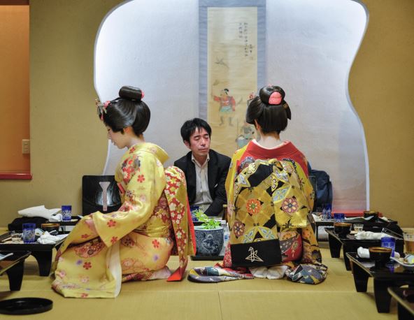 stockphotoakitajapanmaygeishawomenworkingatrestaurantinakitajapangeishageikoor760752337.jpg