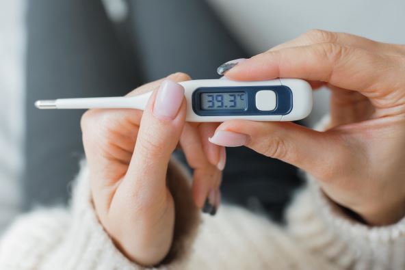 do-385-ne-leciti-odmah---stockphotosickwomanwithahighfeverholdingamedicalthermometerinherhandswithveryhighbody1911190585.jpg
