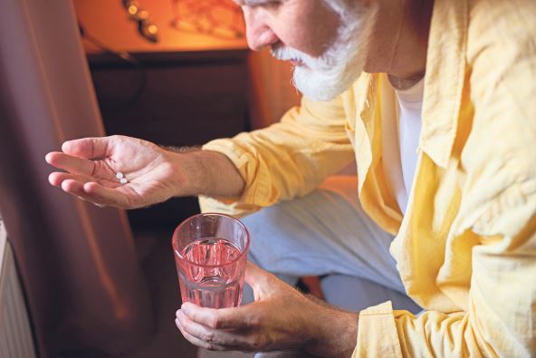 lekovi-protiv-bolova--stockphotoseniormaleholdingtabletsmedicamentsinhandsgoingtodrinkwaterwithtabletsdisease1814848046.jpg
