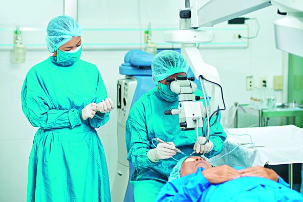 operacija---stockphotoprocessofcataractsurgeryinmodernclinic418729312.jpg