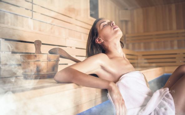 kuvanje-u-sauni---stockphotobeautifulyoungwomanrelaxinginfinnishsauna1810330276.jpg