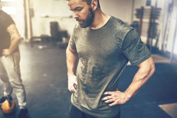 zadrzavanje-u-vlaznoj-odeci---stockphotofityoungmaninsportswearstandingwithhishandsonhishipsinagymsweatingafteraworkout1059536582.jpg