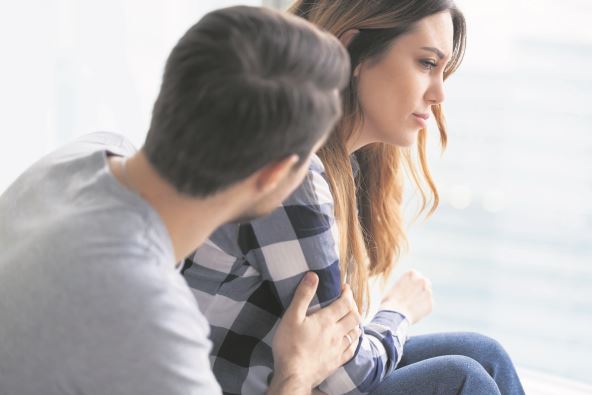 razmisljajte-trezveno-i-zrelo--stockphotolovinghusbandcomfortupsetoffendedwifecaressingandhuggingherfrombehindcaringmanmake1183094179.jpg