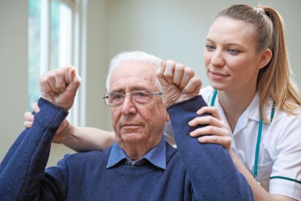 razgibavanje-zglobova---stockphotonurseassessingstrokevictimbyraisingarms580456333.jpg