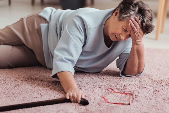 prepoznajte-simptome--stockphotosickseniorwomanwithheadachelyingonthefloorafterfallingdown796966861.jpg