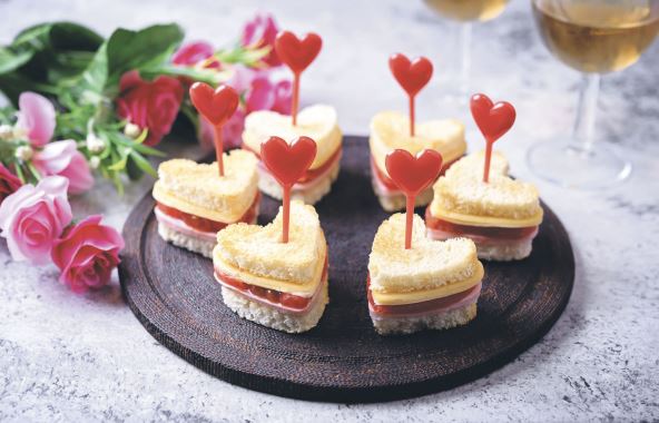kanapei---stockphotosausagetomatocheesecanapesintheformofheartforvalentinesdayholidaytoning2403264809.jpg