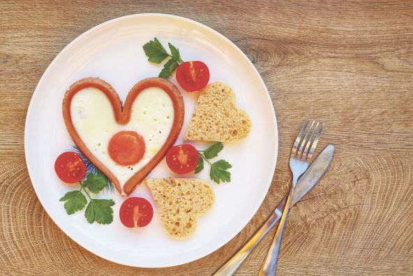 glavna--stockphotoheartshapedsausagewithfriedeggservedwithheartshapedbreadandtomatoesonplatewithwhite2091827128.jpg