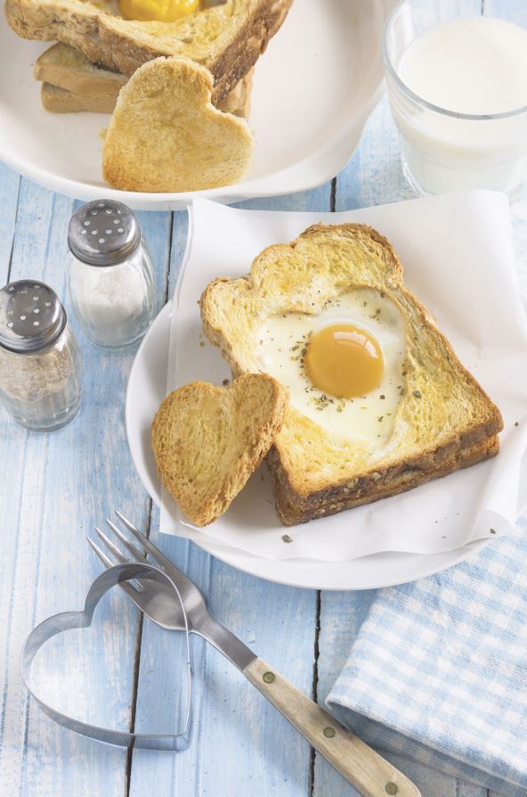 jaje-u-hlebu--stockphotoheartshapedsunnysideupeggwithtoastonlightbluewoodenbreakfasttabletopvalentinesday363027287.jpg