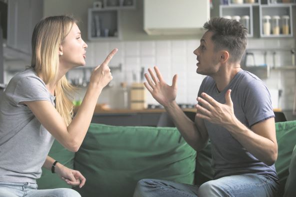 ako-me-volis-ti-bi-za-mene---stockphotoangrymillennialcouplearguingshoutingblamingeachotherofproblemfrustratedhusbandand1156208659.jpg